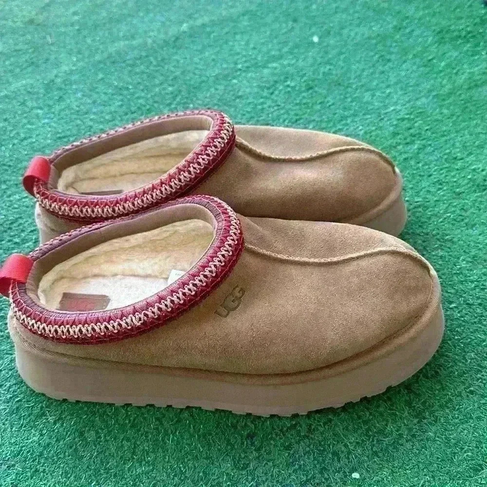 UGG - Picture 2 of 7